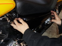 04年以降スポーツスターのバッテリー外し方 - Pigsty